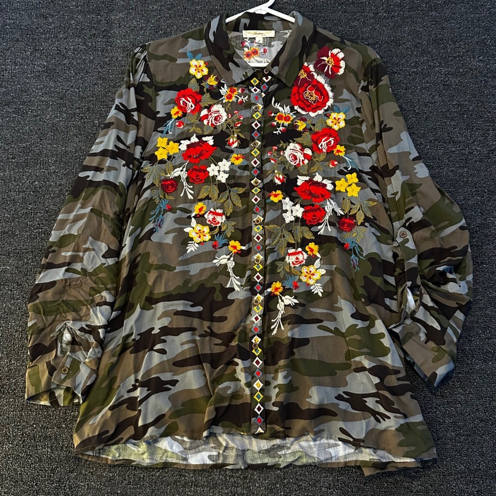 Andree by UNIT Button Down Women Large Camo Green Good Floral Embroidered Boho
